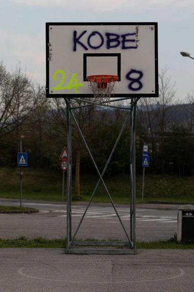 Puste Opuszczony Odkryty Boisko Koszykówki Graffiti Planszy Bramkowej Opuszczony Względu — Zdjęcie stockowe