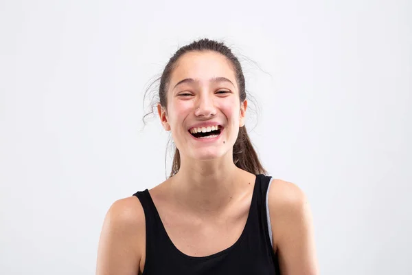 Γελώντας Ζωηρή Ευτυχισμένη Νεαρή Γυναίκα Μακριά Μαλλιά Της Δεμένα Πίσω — Φωτογραφία Αρχείου