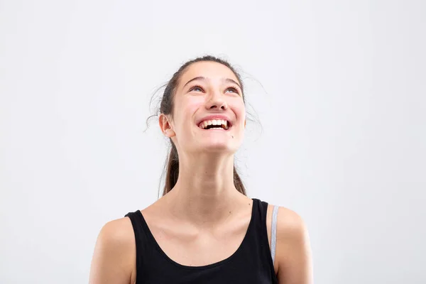 Fatigué Rire Jeune Femme Heureuse Levant Les Yeux Avec Sourire — Photo