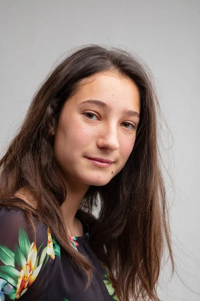 Aantrekkelijke Jonge Vrouw Met Een Rustige Glimlach Lang Bruin Haar — Stockfoto