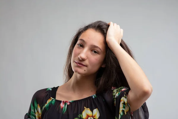 Attraktive Junge Frau Mit Langen Braunen Haaren Posiert Mit Der — Stockfoto