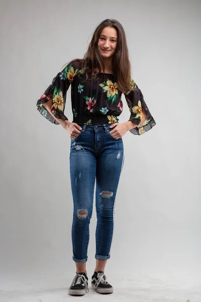 Estúdio Completo Retrato Jovem Moda Jeans Designer Top Floral Com — Fotografia de Stock