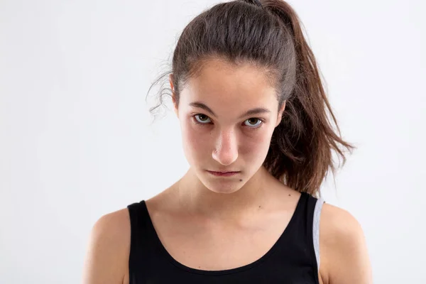 Wanita Muda Pemarah Yang Marah Bersinar Kamera Dengan Ekspresi Menantang — Stok Foto