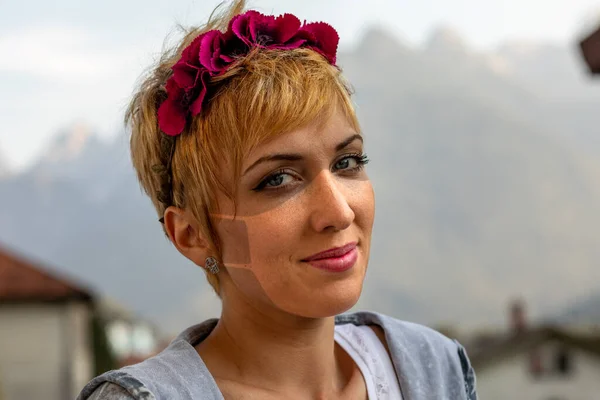 Junge Frau Mit Chirurgischen Maskenbräunungslinien Gesicht Die Sie Nicht Mag — Stockfoto