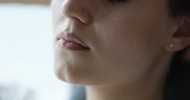 Delgada joven mujer relajándose en su silla en su escritorio en el lugar de trabajo soñando — Vídeos de Stock