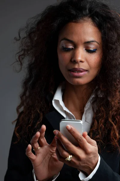 Bella Donna Con Lunghi Capelli Ricci Scuri Piedi Sms Sul — Foto Stock