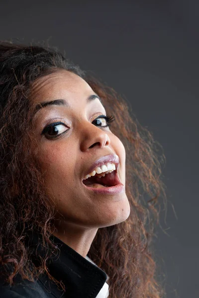 Lachende Temperamentvolle Frau Die Sich Mit Verspieltem Blick Einer Nahaufnahme — Stockfoto