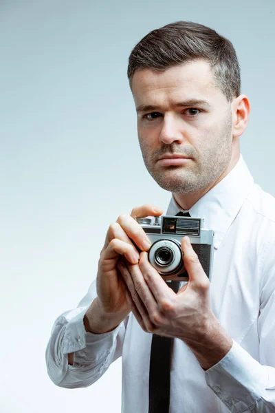 Joven Hombre Guapo Camisa Blanca Con Corbata Negra Sosteniendo Una —  Fotos de Stock