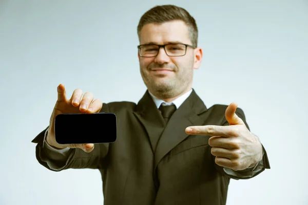 Takım Elbiseli Gözlüklü Yüzünde Bir Sırıtışla Elindeki Akıllı Telefonun Siyah — Stok fotoğraf