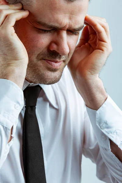 Stressiger Geschäftsmann Der Unter Kopfschmerzen Leidet Die Augen Geschlossen Und — Stockfoto