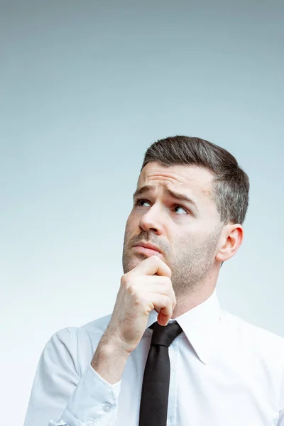 Pensive Pohledný Muž Přesným Účesem Bílé Košili Černou Kravatou Drží — Stock fotografie