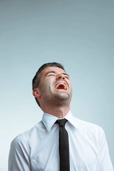 Joven Con Camisa Blanca Corbata Negra Ríe Lanzando Cabeza Hacia — Foto de Stock