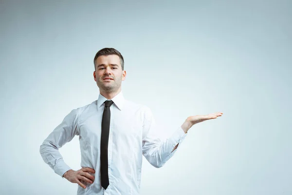 Jungunternehmer Weißem Hemd Mit Krawatte Der Mit Offener Hand Etwas — Stockfoto