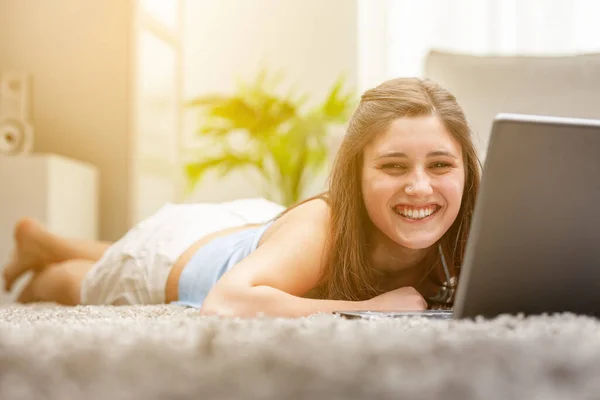 Bonito Backlit Amigável Jovem Adolescente Com Laptop Deitado Tapete Sala — Fotografia de Stock