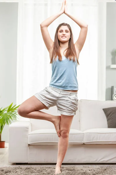 Friska Ung Kvinna Öva Yoga Hemma Antar Balans Pose Med — Stockfoto