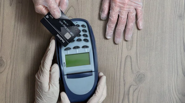 Shopper Verkoopmedewerker Met Handschoenen Die Een Contactloze Betaling Doen Een — Stockfoto