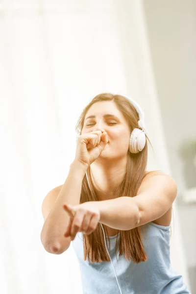 Jolie Jeune Femme Chantant Avec Musique Utilisant Main Comme Microphone — Photo