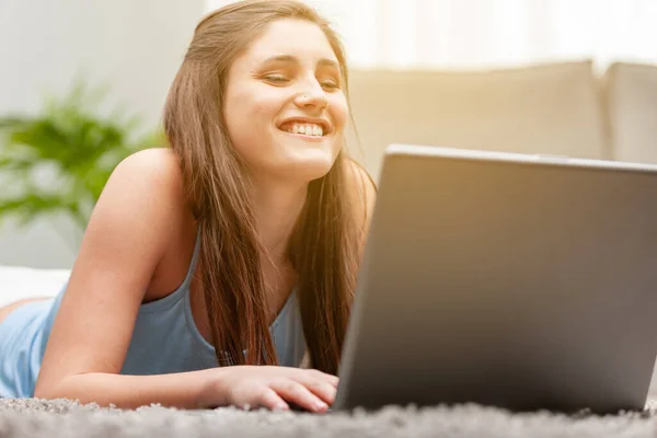 Fericit Prietenos Zâmbind Tânără Adolescentă Folosind Laptop Relaxează Covor Domiciliu — Fotografie, imagine de stoc