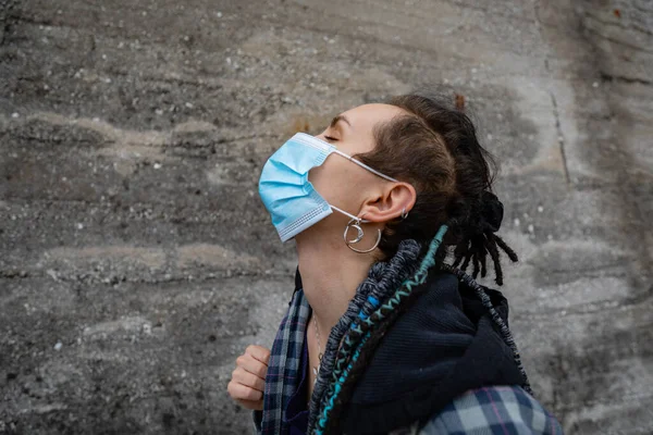 Молодая Панк Женщина Посреди Бетонного Города Пытаясь Учуять Запах Воздуха — стоковое фото
