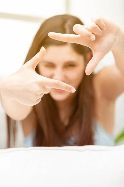 Mujer Joven Creativa Dando Gesto Marco Con Los Dedos Mientras —  Fotos de Stock