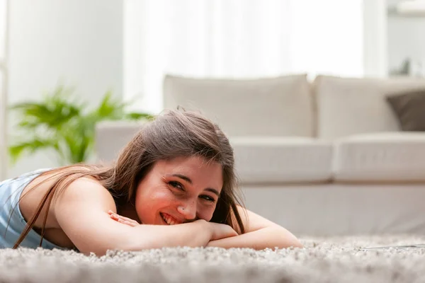 Sonriente Joven Feliz Acostada Cama Relajante Relajante Una Vista Bajo — Foto de Stock