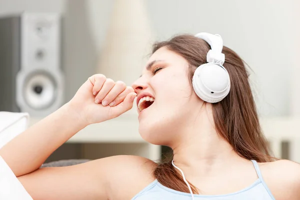 Levendige Jonge Vrouw Zingen Mee Naar Muziek Als Luistert Naar — Stockfoto