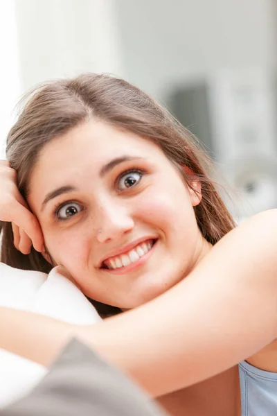 Schattige Aantrekkelijke Jonge Tiener Vrouw Maken Van Grote Ogen Camera — Stockfoto