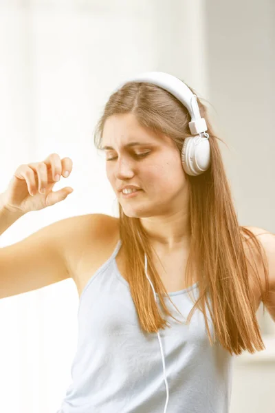 Retrato Una Joven Bailando Con Los Ojos Cerrados Mientras Escucha — Foto de Stock