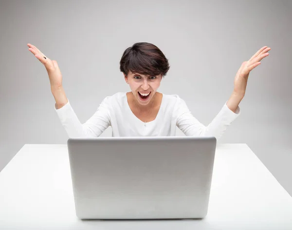 Mujer Negocios Incrédula Mirando Una Computadora Portátil Haciendo Gestos Con —  Fotos de Stock