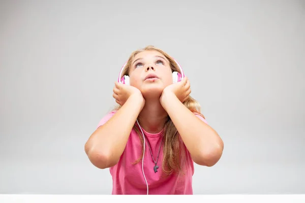 Mladá Dívka Ponořená Poslechu Své Hudby Pár Růžových Sluchátek Vzhlíží — Stock fotografie