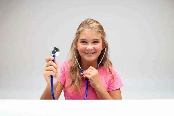 Šťastná Usměvavá Malá Blondýnka Drží Stetoskop Ruce Zdravotní Péči Nebo — Stock fotografie