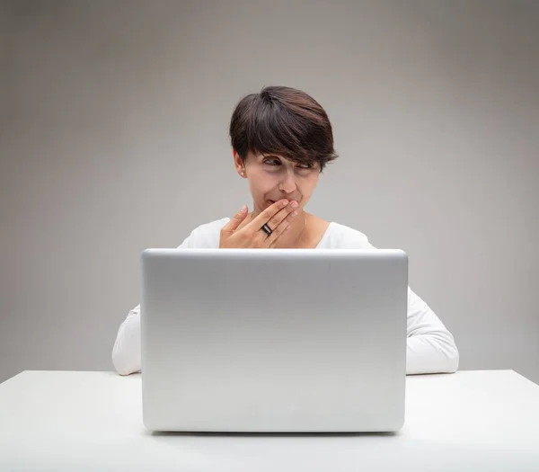 Amused Businesswoman Giggling Herself Covering Her Mouth Her Hand She — Stock Photo, Image