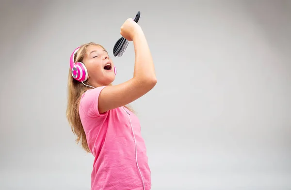 Cute Młoda Dziewczyna Śpiewa Wraz Jej Muzyki Pomocą Szczotki Włosów — Zdjęcie stockowe