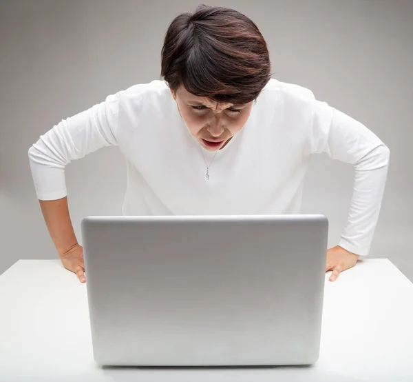 Mulher Estupefacta Olhando Para Seu Laptop Com Uma Expressão Aghast — Fotografia de Stock