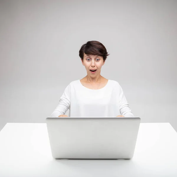 Mulher Espantada Olhando Para Laptop Espanto Com Olhos Largos Boca — Fotografia de Stock