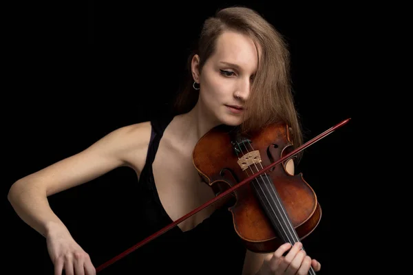 现代女小提琴手在古典音乐音乐会或在黑色背景的独奏中演奏手工制作的古董巴洛克小提琴 — 图库照片