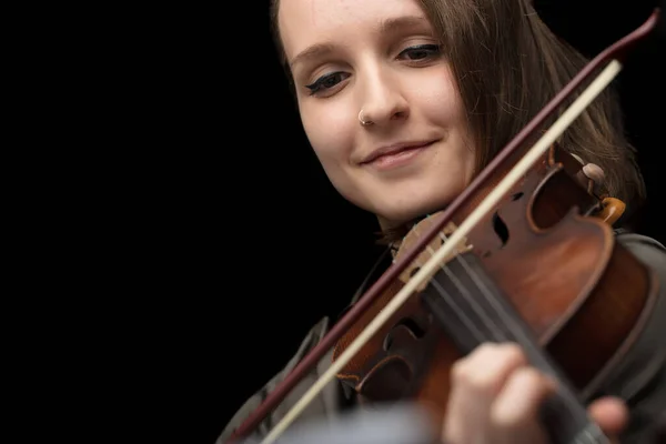 在彩排中演奏巴洛克小提琴的快乐微笑的女人 或穿着剪贴的肖像欣赏古典音乐的现场表演的快乐女人 — 图库照片