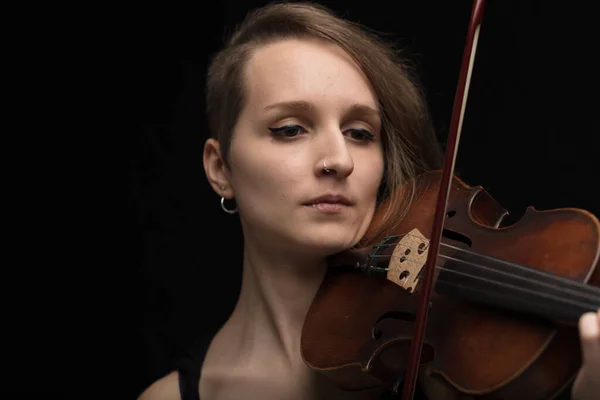 在现场独奏会或音乐会中以黑色背景演奏古典古董巴洛克小提琴的专职专业女小提琴手的肖像 — 图库照片