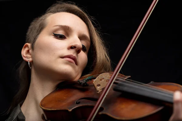 Violista Mulher Dedicada Tocando Violino Barroco Durante Uma Performance Vivo — Fotografia de Stock