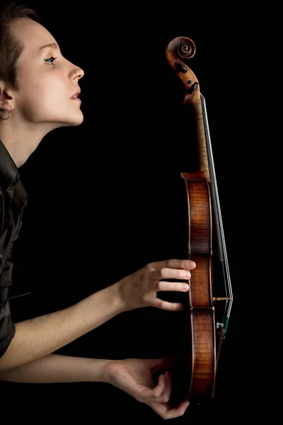 전통적 바로크 바이올린을 어두운 프로파일로 음악가가 악기의 구조를 보여준다 — 스톡 사진