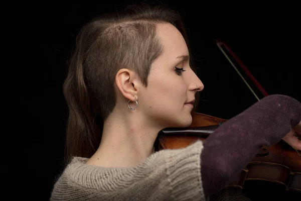 专门的女小提琴手 现代发式 演奏巴洛克小提琴 近视时的头像是黑色的 — 图库照片