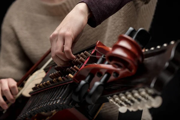 Kobieta Muzyk Dostosowując Tangents Jej Nyckelharpa Zbliżeniu Jej Rękach Jak — Zdjęcie stockowe