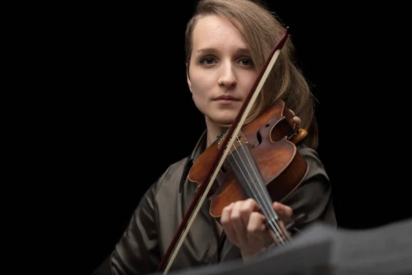 Atractiva Violinista Profesional Que Actúa Violín Barroco Durante Recital Música —  Fotos de Stock