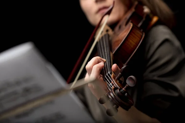 弹奏古典巴洛克小提琴的女小提琴手在看台上的音乐时 会选择性地将手指放在琴弦上 — 图库照片