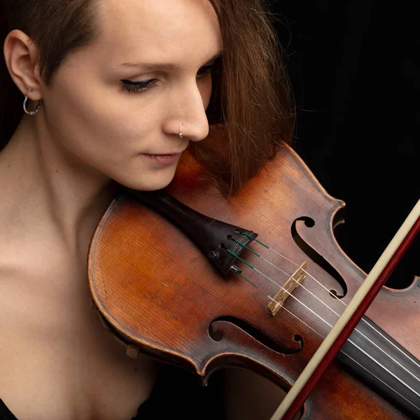 在现场表演或独奏会中 鼻孔被刺穿 拉着古典小提琴的妇女 — 图库照片