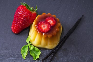 tatlı, çilek vanilyalı puding