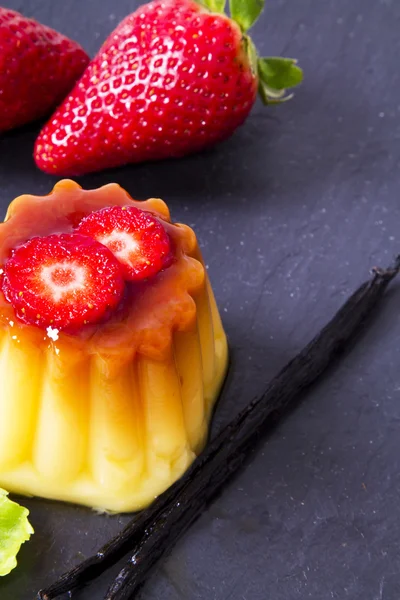 Dessert, vanilla pudding with strawberries — Stock Photo, Image