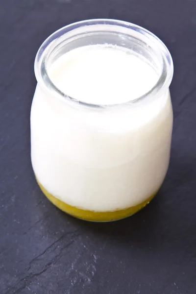 Iogurte saboroso com canela — Fotografia de Stock