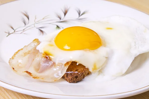 Jajko sadzone z boczkiem na talerz vintage — Zdjęcie stockowe