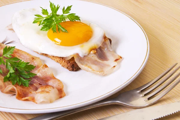 Telur goreng dengan bacon di piring vintage — Stok Foto